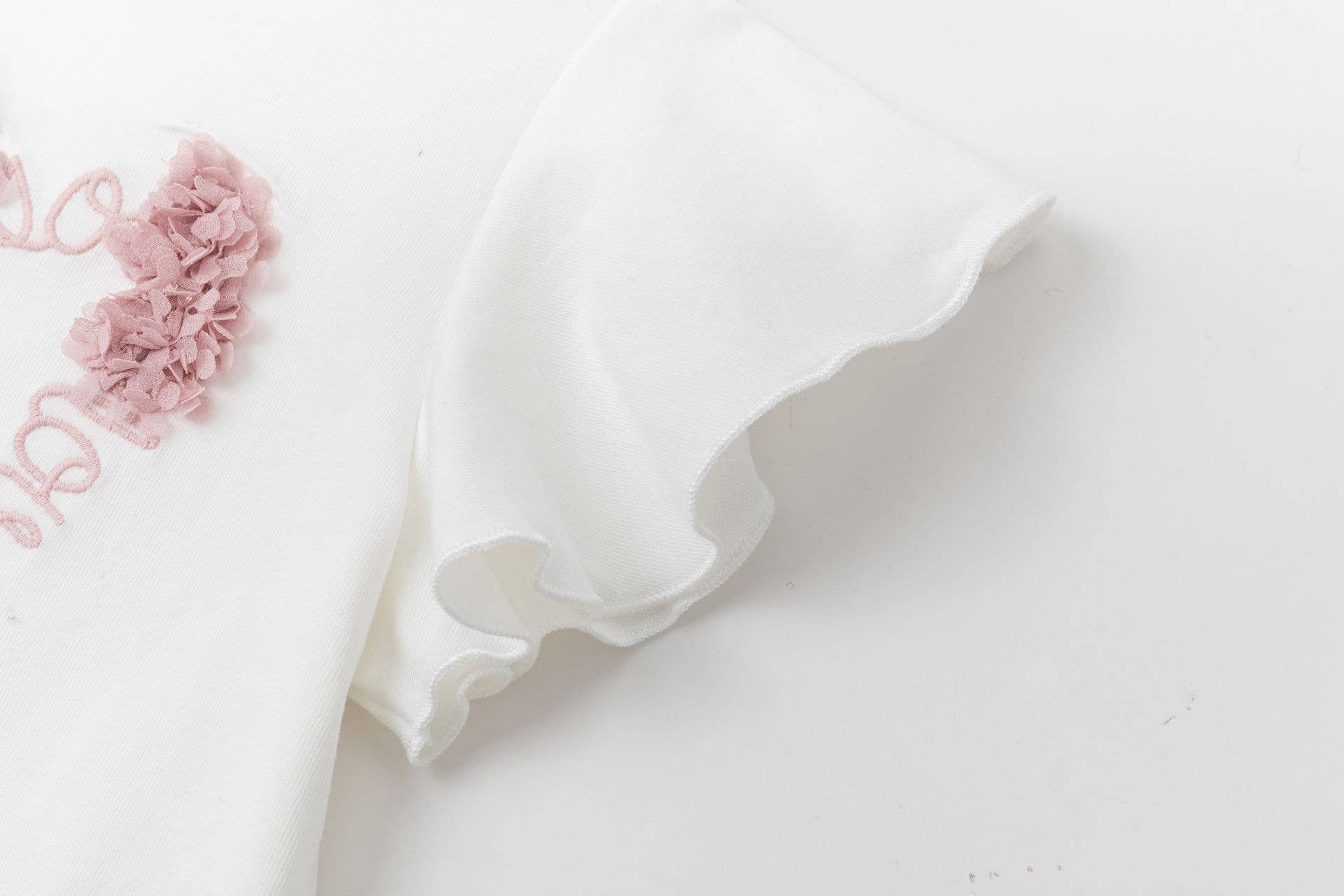 T-shirt met roze bloemblaadjes